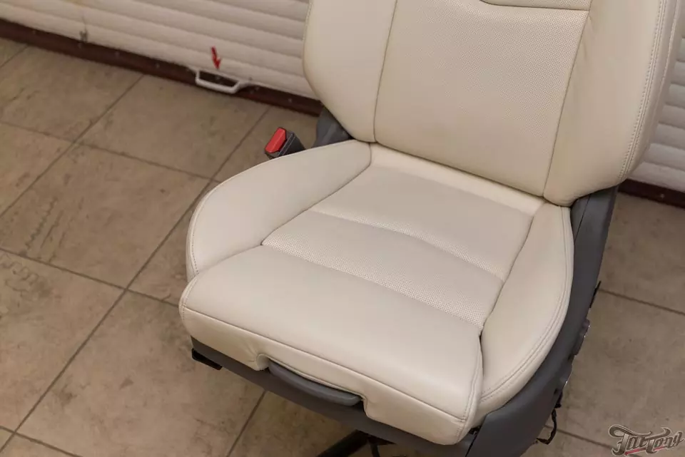 Cadillac XT5. Химчистка сидений и покраска белой кожи.